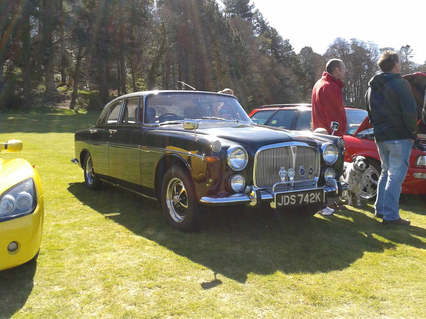 A black and gold two-tone 1972 Rover P5B 3500 V8 coupe at a classic car show, front three-quarter view, UK registration JDS 742K