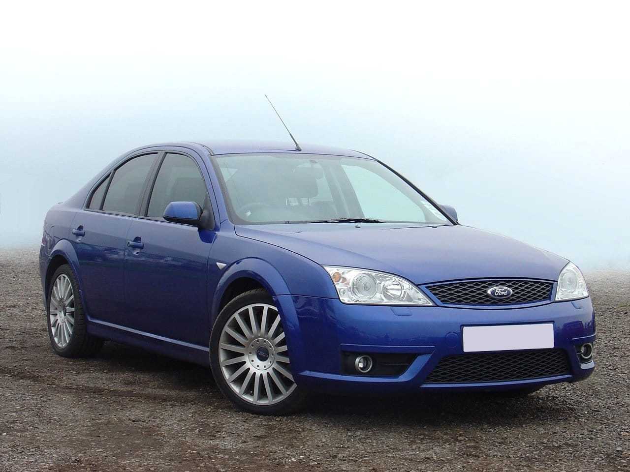 A Performance Blue Ford Mondeo ST220 hatchback with 18-inch multi-spoke alloy wheels, front three-quarter view