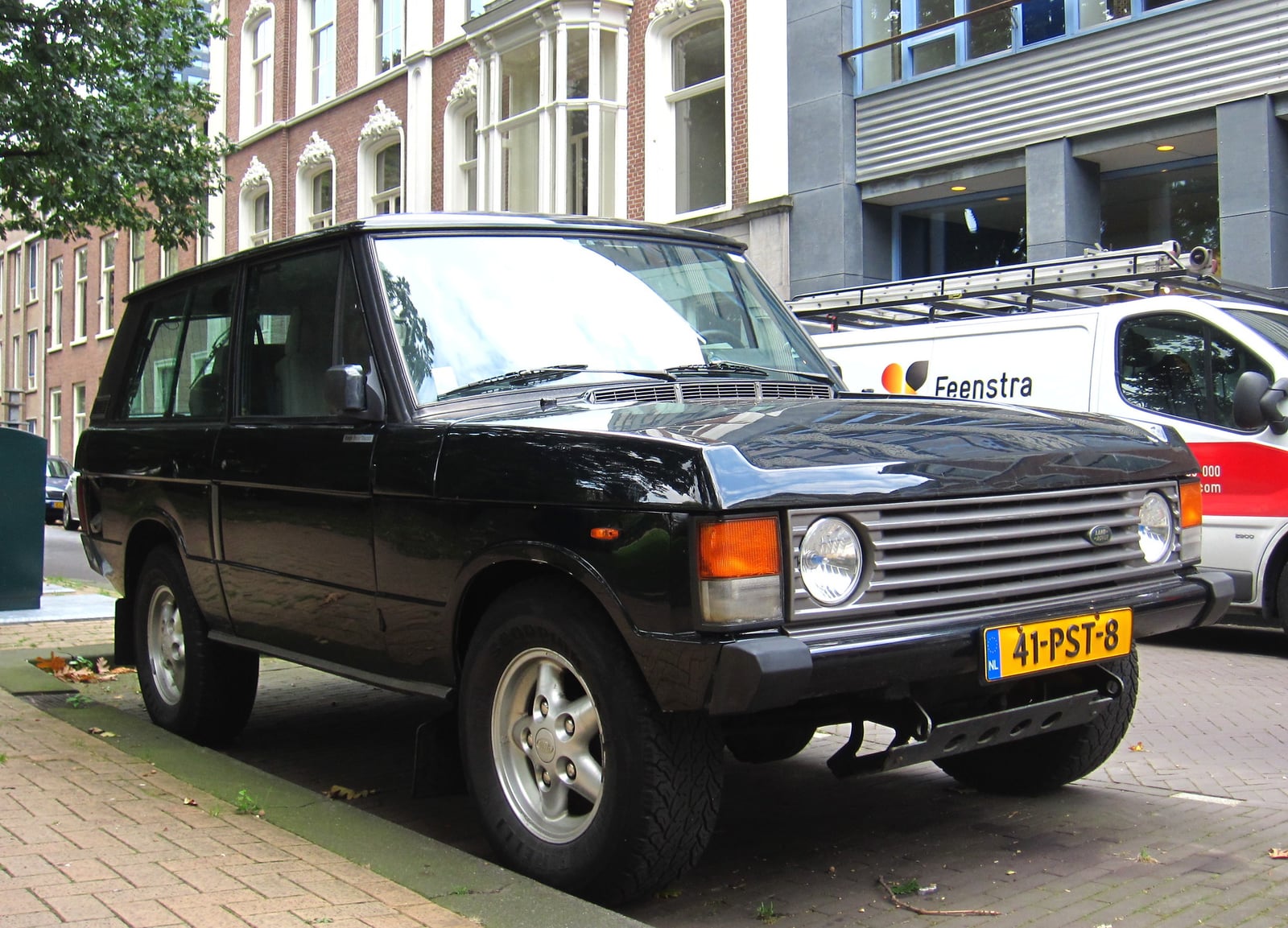 A dark Range Rover Classic four-door with the 3.5 V8