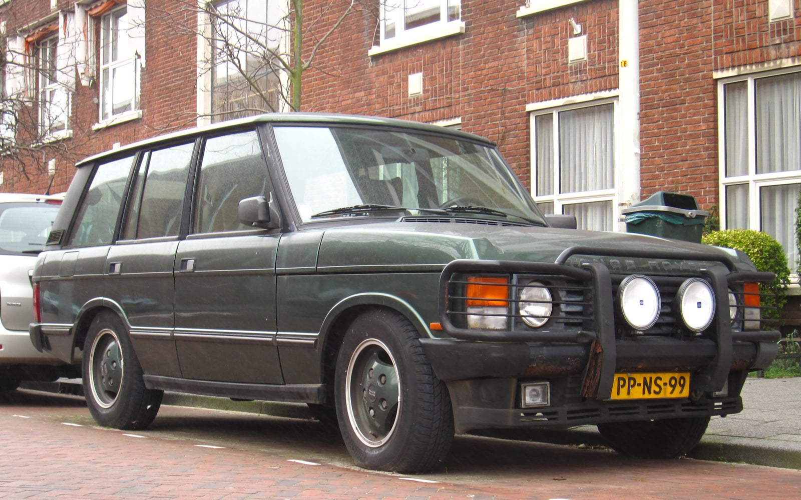 A dark green Range Rover Classic 3.9 V8 Vogue