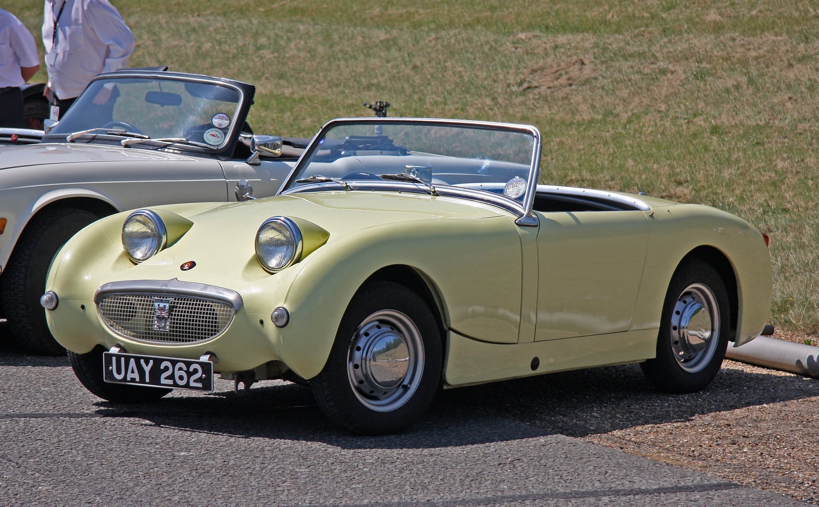 The front of a cream Austin-Healey Frogeye Sprite, showing the bonnet-top headlamps