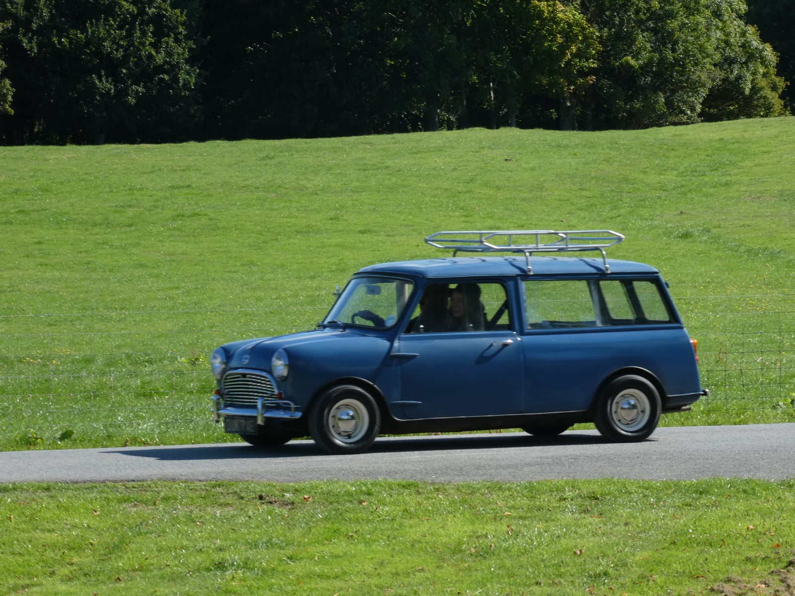 A period illustration of the Mini Countryman load area with the rear doors open