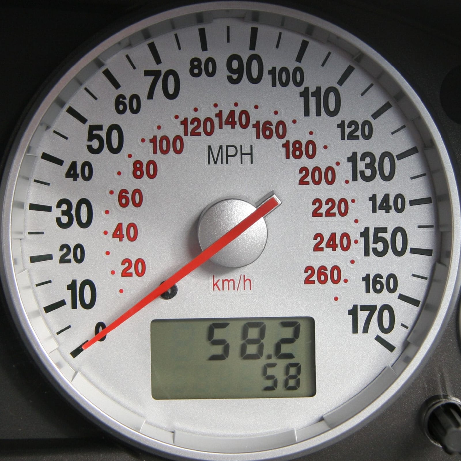 The white-faced 170 mph speedometer of a pre-facelift Ford Mondeo ST220