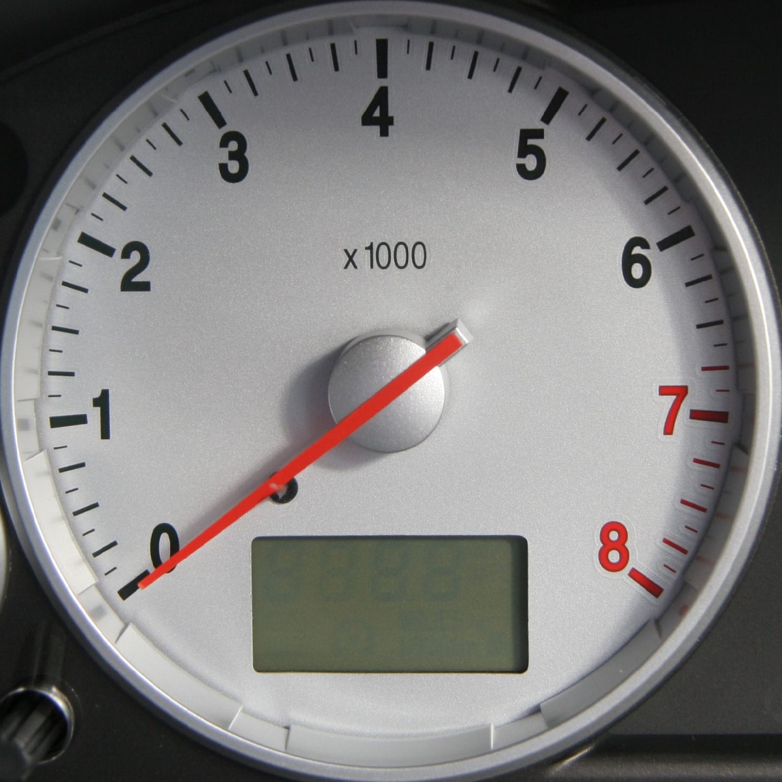The white-faced rev counter of a Ford Mondeo ST220, red-lined at 7,000 rpm