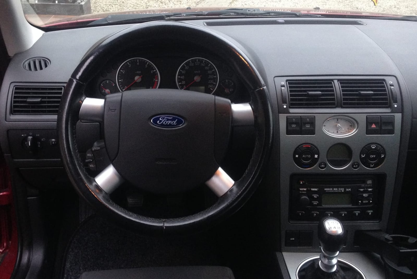 The dashboard and front seats of a standard Mk3 Ford Mondeo, showing the layout the ST220 shared