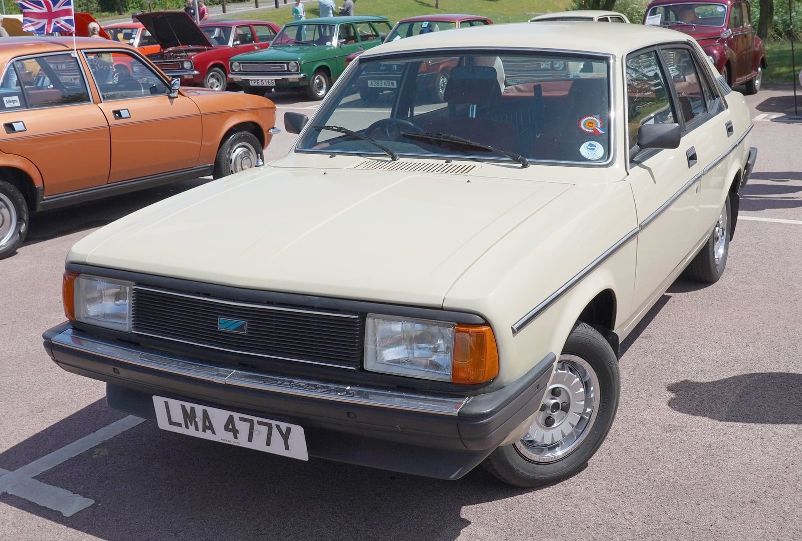 A cream Morris Ital four-door saloon (Y plate, 1982-83), front three-quarter view at an outdoor classic car show