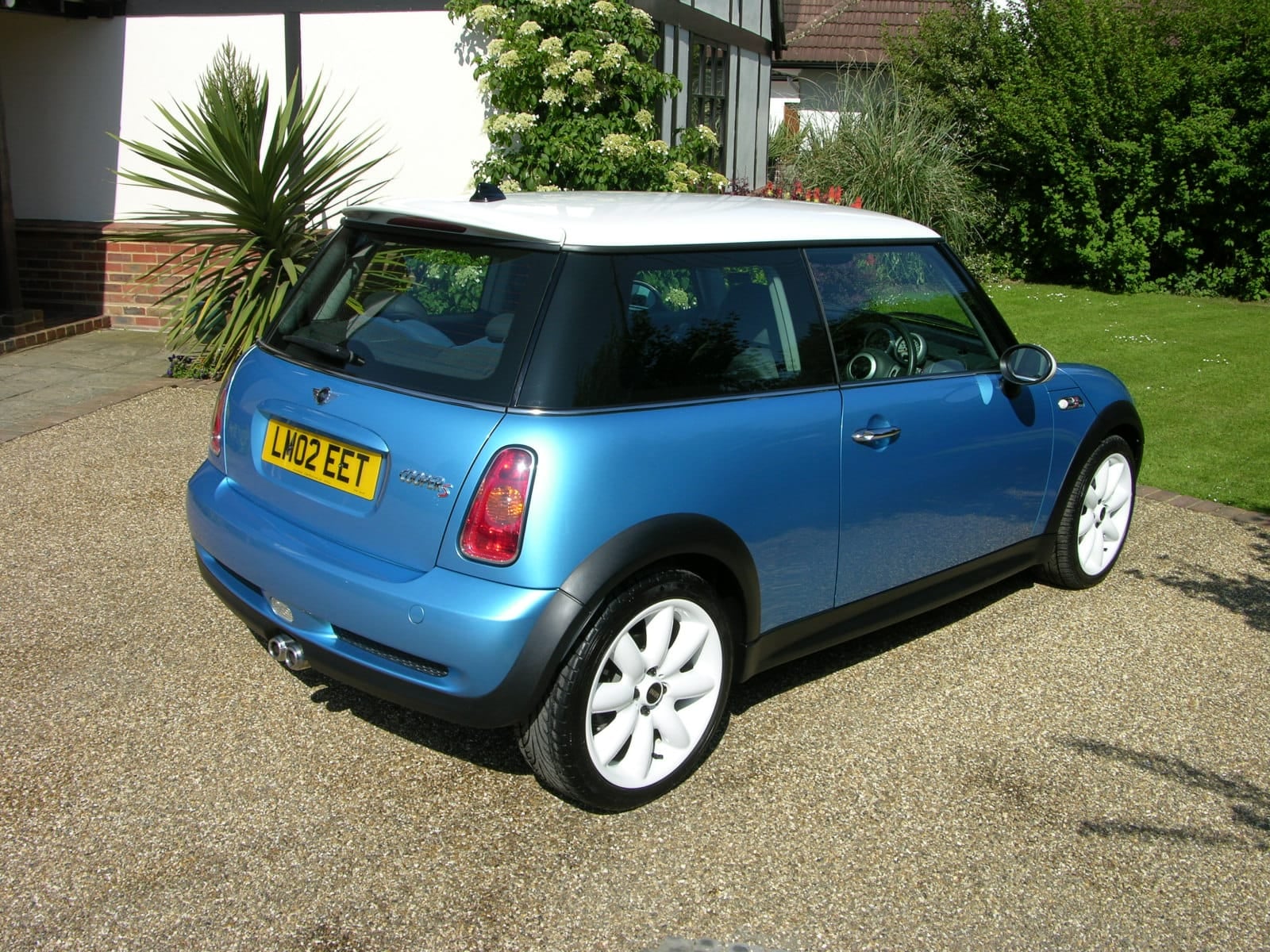 The rear of an Electric Blue MINI Cooper S R53 with a white roof and a UK registration, showing the twin centre exhausts