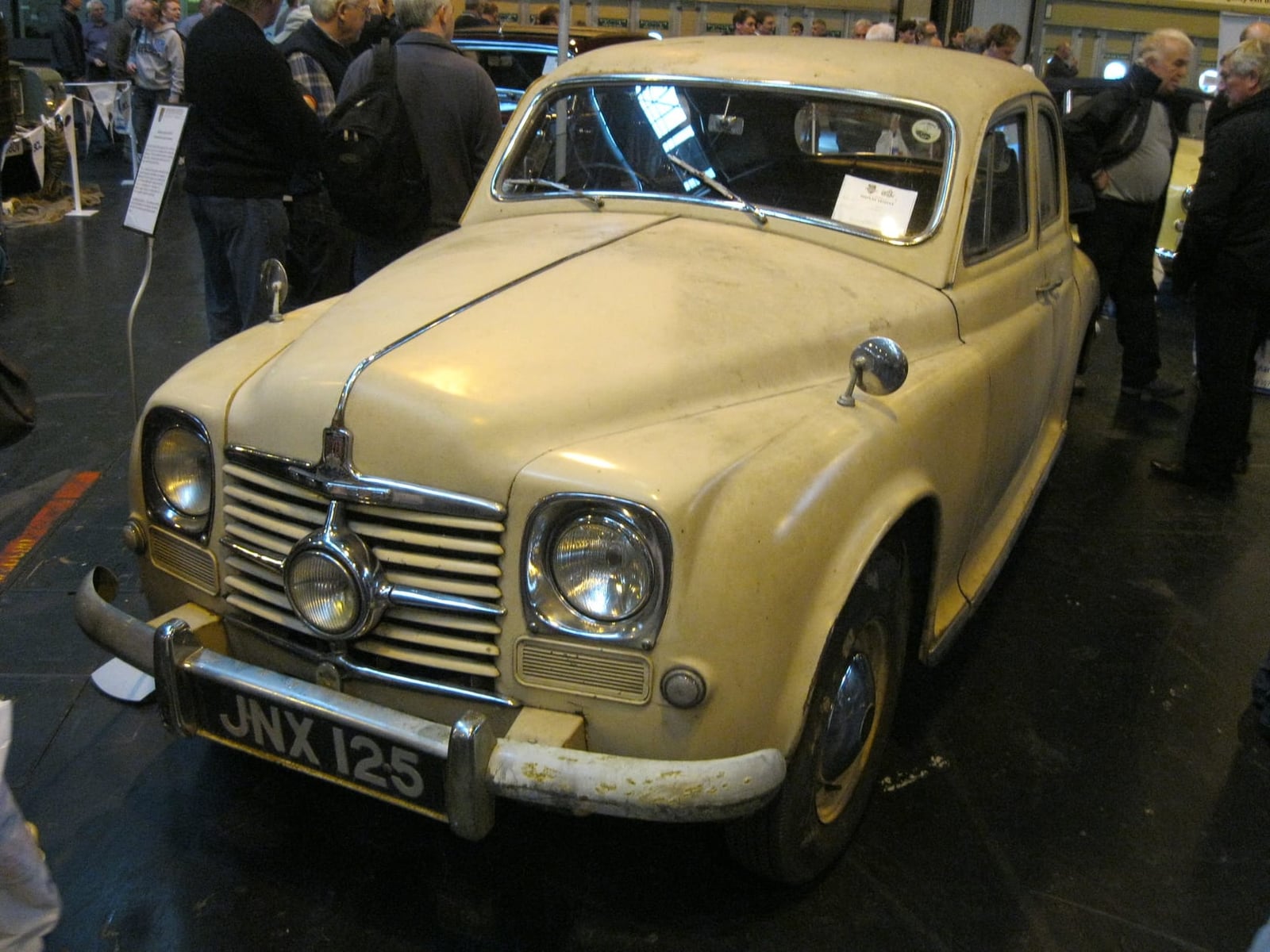 A cream Rover P4 75 with the single Cyclops fog lamp set in the centre of its grille, front three-quarter view, UK registration JNX 125